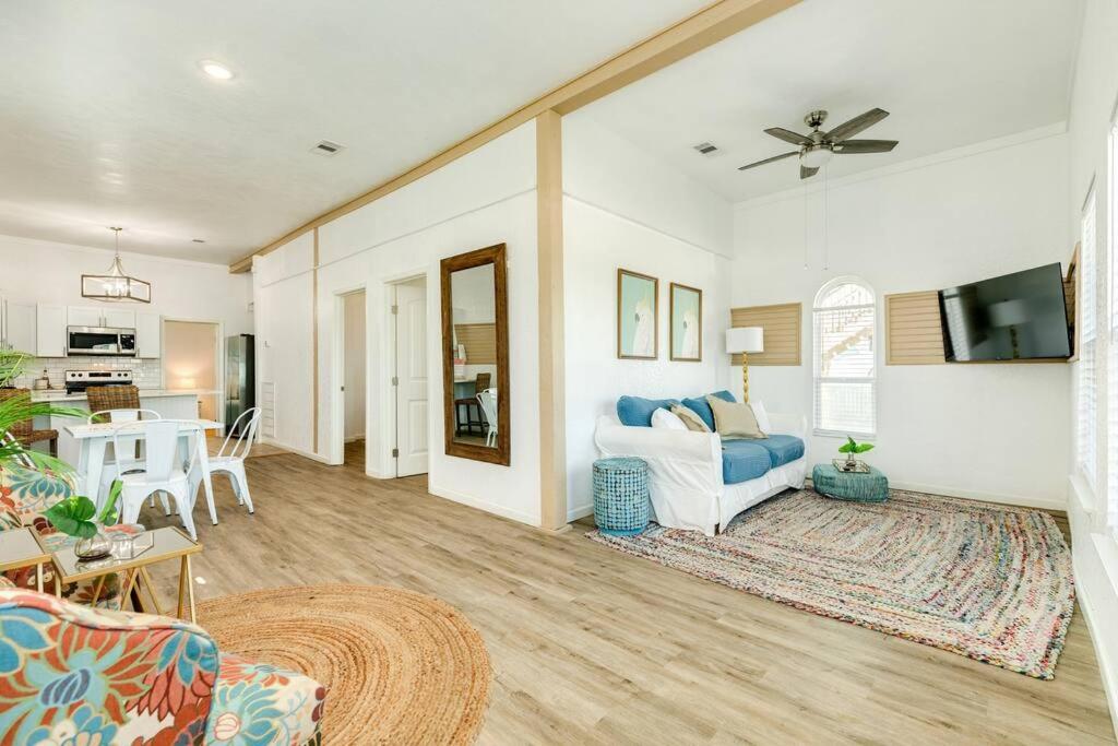 ein Wohnzimmer mit einem Sofa und einem Tisch in der Unterkunft Beach Bum - Limited Steps - Minute Walk to Beach in Surfside Beach