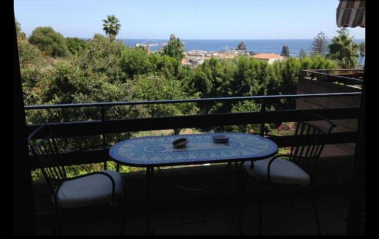 - une table sur un balcon avec vue sur l'océan dans l'établissement Best View Acitrezza, à Aci Castello