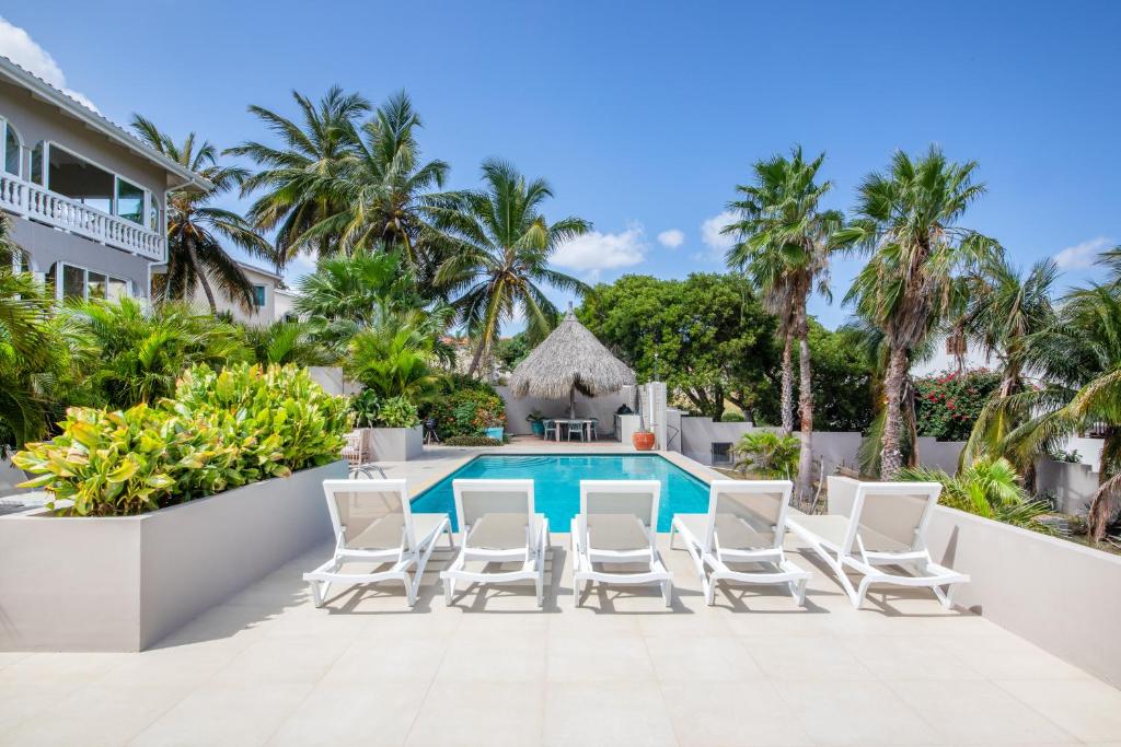 uitzicht op het zwembad van het resort bij JT Curacao Apartments in Jan Thiel