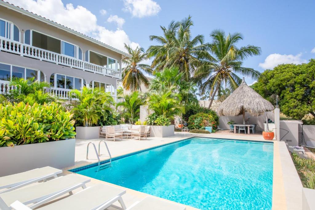 Bazén v ubytování JT Curacao Apartments nebo v jeho okolí