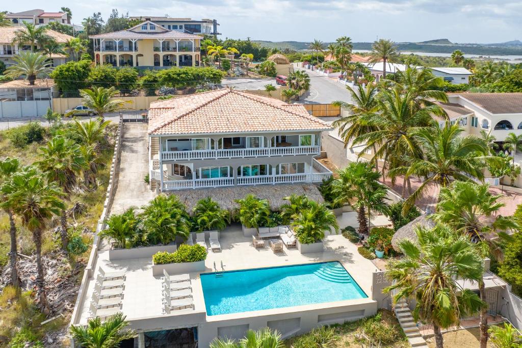 Bazén v ubytování JT Curacao Apartments nebo v jeho okolí