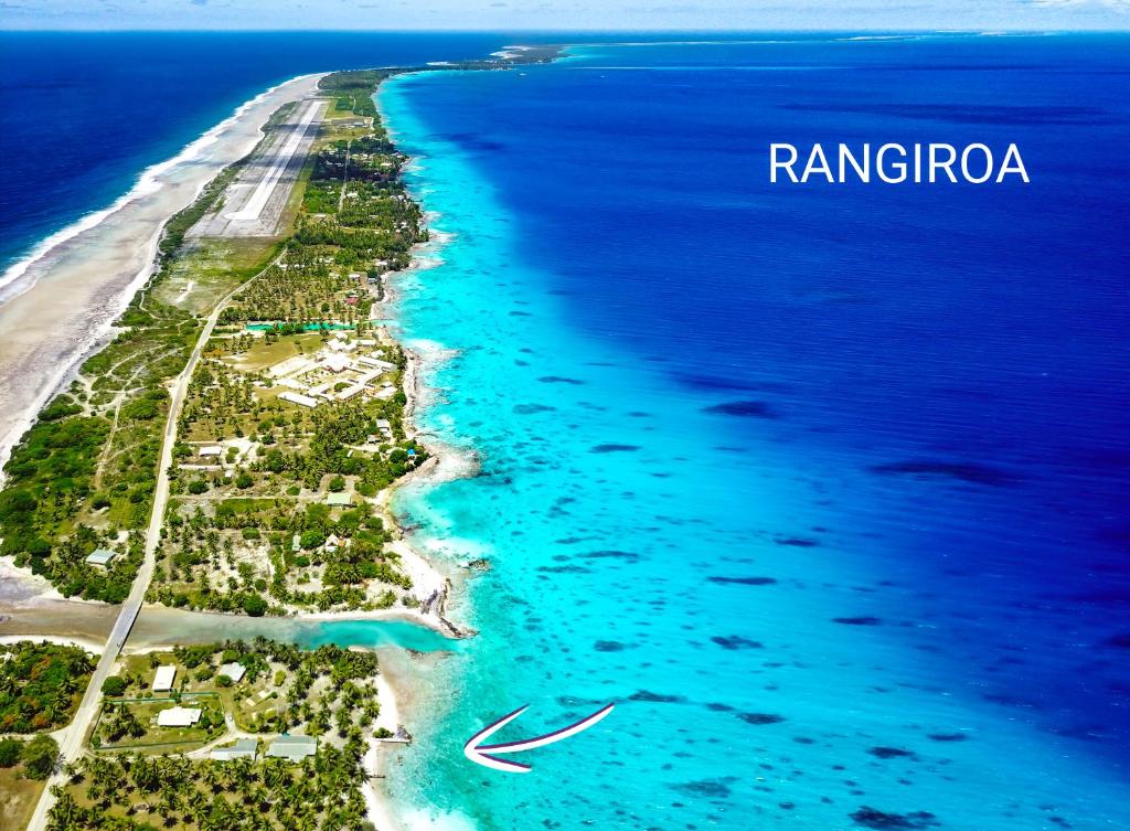 - une vue aérienne sur l'île de rimagina dans l'océan dans l'établissement Blue Lagoon Villa, à Avatoru