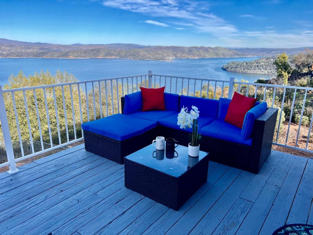 Exotic Lake View & Luxury living w AC, King beds, Pool tbl, Ping-Pong, BBQ, Deck, Boating, fishing, Hiking - Housity