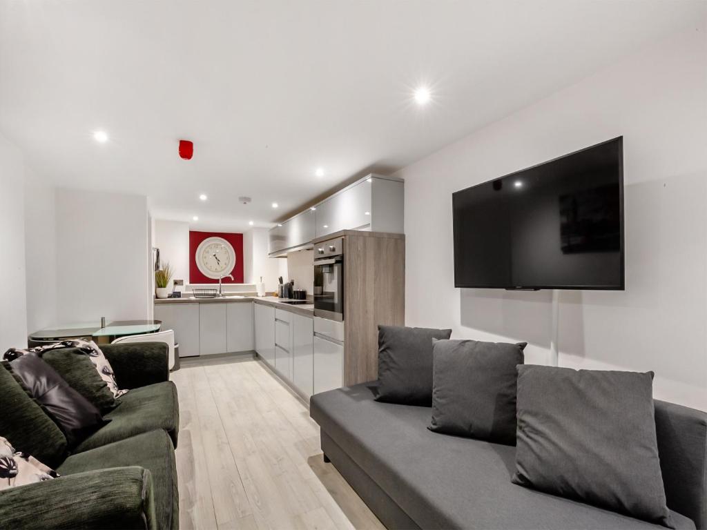uma sala de estar com um sofá e uma cozinha em Snap Pad - Uk46421 em Royal Tunbridge Wells