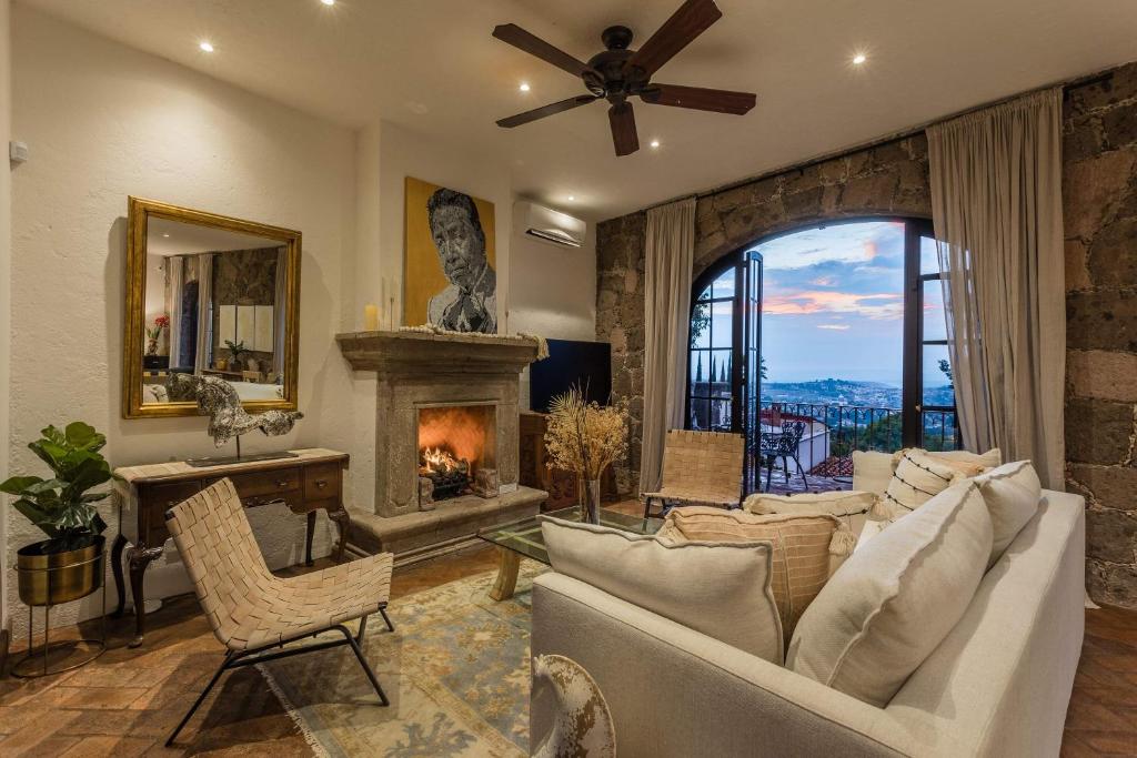 uma sala de estar com um sofá e uma lareira em Panoramic Paradise 3BR Gem Overlooking San Miguel em San Miguel de Allende