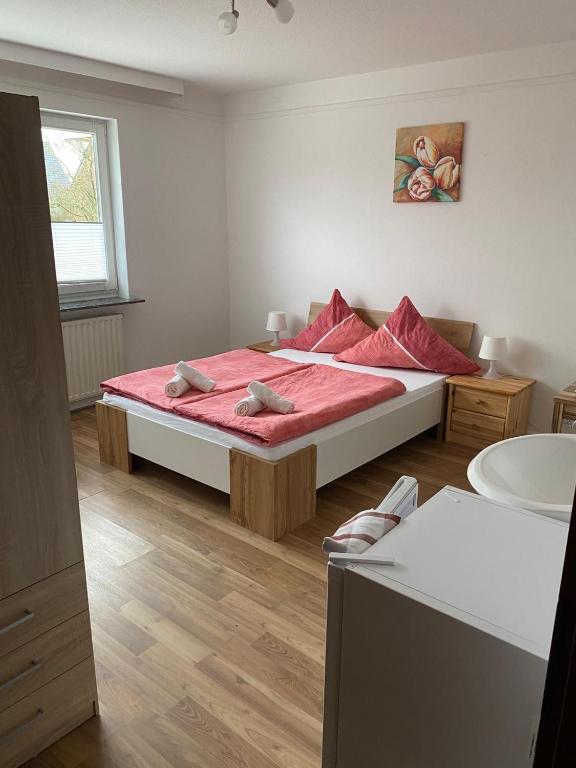- une chambre avec un lit et un lavabo dans l'établissement Pension Feist Zimmer4, à Dagebüll