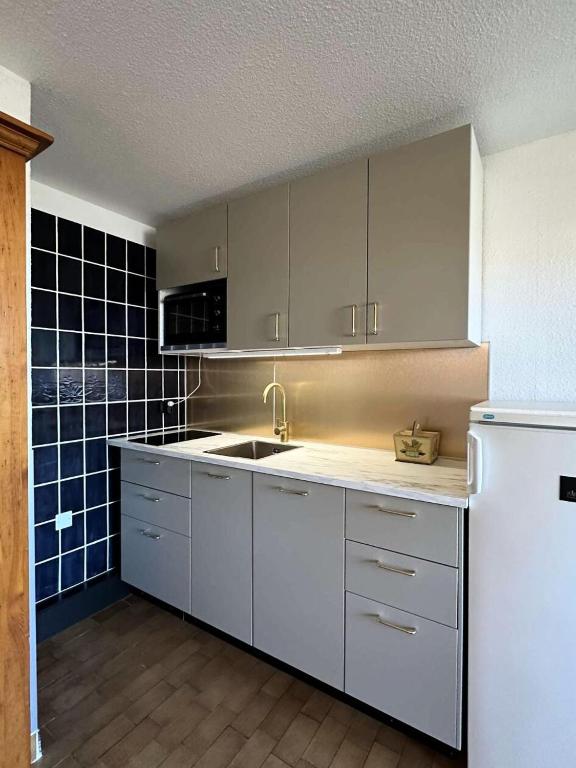 Kuchyňa alebo kuchynka v ubytovaní Résidence Antigua - Appartement 2 pièces au rez-de-chaussée à LE BARCARES - CAP COUDALERE MAE-2244