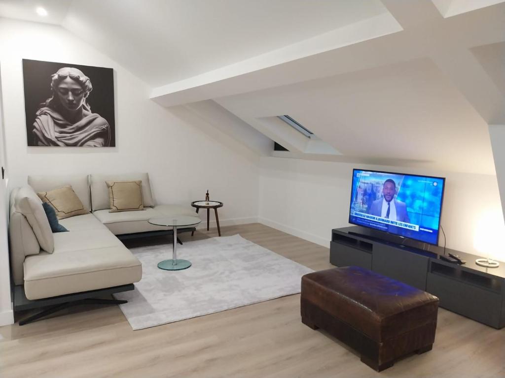 TV a/nebo společenská místnost v ubytování Monte Carlo Monaco Border - luxury, modern, cozy with home feelings and See View