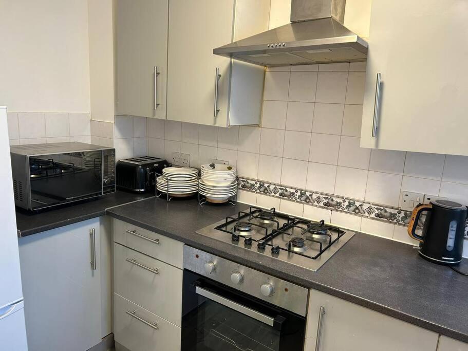 A kitchen or kitchenette at 30% Off Monthly Stay/2bed /Erith