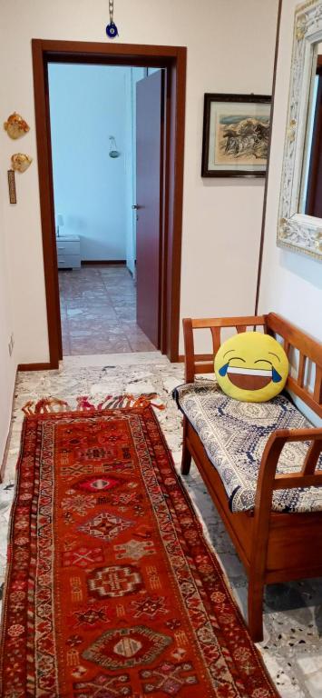 Habitación con sofá, mesa y alfombra. en CASA SERENA PARMA, en Parma