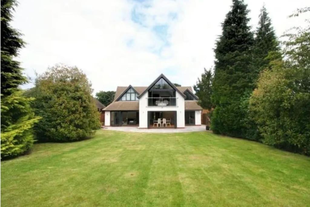 una grande casa bianca con un ampio cortile di Luxury house in solihull a Olton