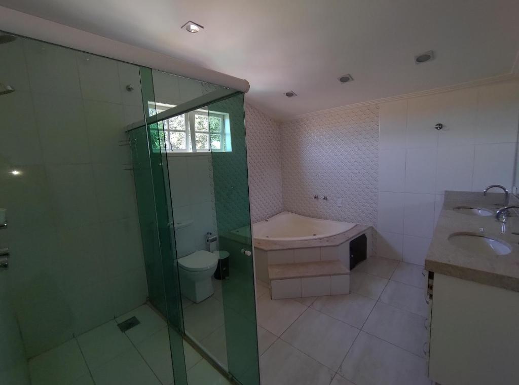 ein Bad mit einer Dusche, einem Waschbecken und einem WC in der Unterkunft CASA CLUBE EM PENEDO RJ in Itatiaia