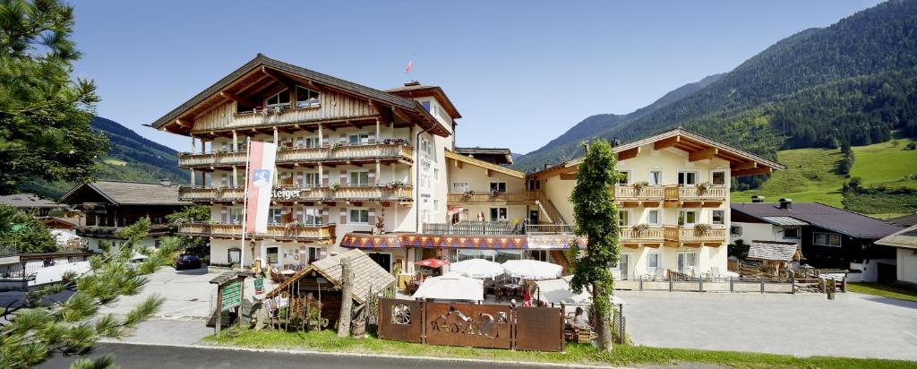 un grande edificio in mezzo a una montagna di Hotel Steiger a Neukirchen am Grossvenediger