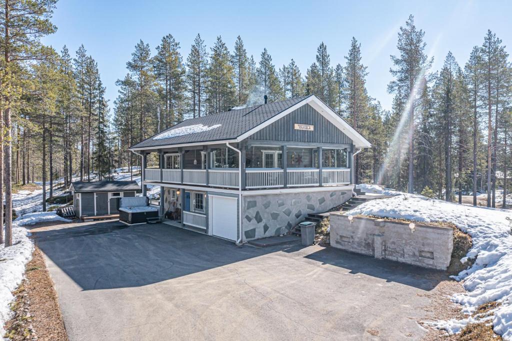 ein großes Haus im Wald im Schnee in der Unterkunft Toukola by Hi Ylläs in Ylläsjärvi