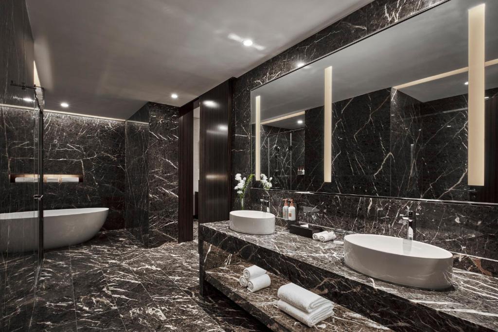Crowne Plaza Shanghai Jinshan by IHG - 两居室套房，带湖景 - 高地板