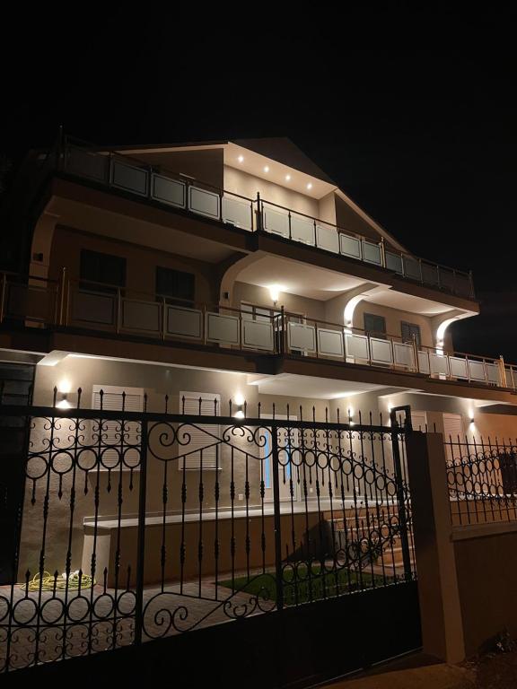 uma casa com luzes numa cerca à noite em AMLA “ Guesthouse “ em Shkodër