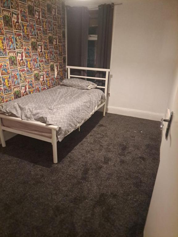 - une chambre avec un lit dans l'établissement Rooms to rent in a shared house - Short & Long Stay, à Huddersfield