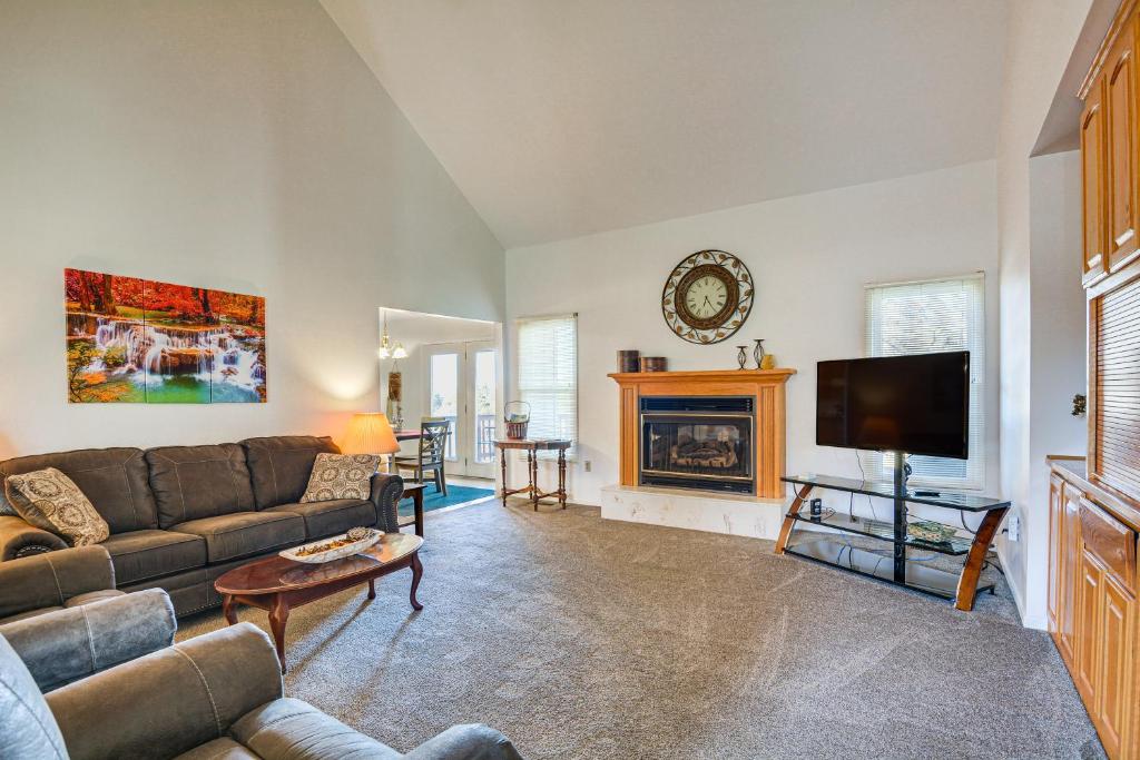 Una sala de estar con un sofá y una chimenea. en Stockton Home with Deck and Gas Grill about 1 Mi to Lake!, en Stockton