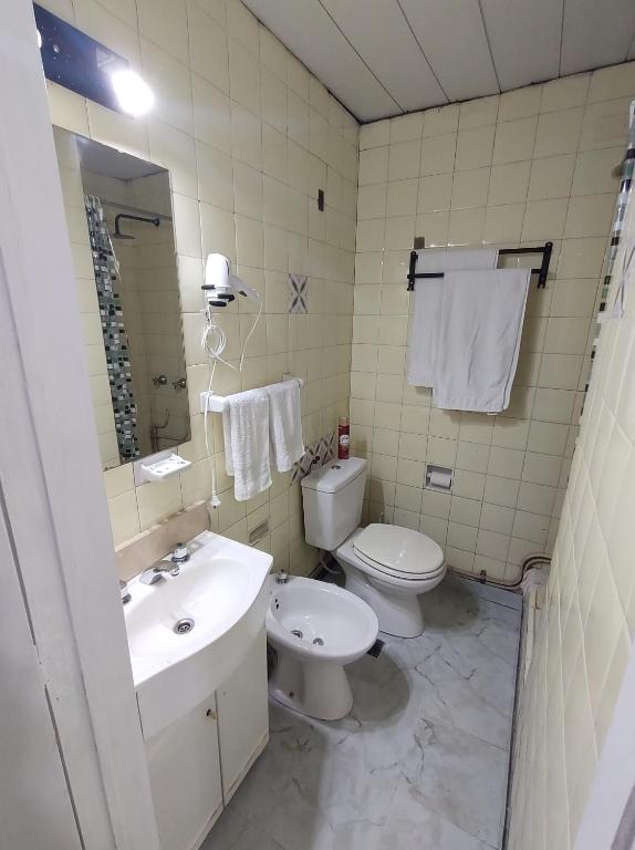 Un baño con un inodoro blanco y un lavabo. en FL Depto, en Buenos Aires