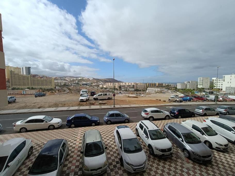 Um monte de carros estacionados num parque de estacionamento. em Buenavista5 em Las Palmas de Gran Canaria
