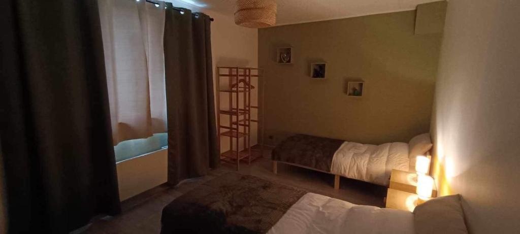1 dormitorio con 1 cama y baño con ventana en Au Bon Accueil, en Feuquières