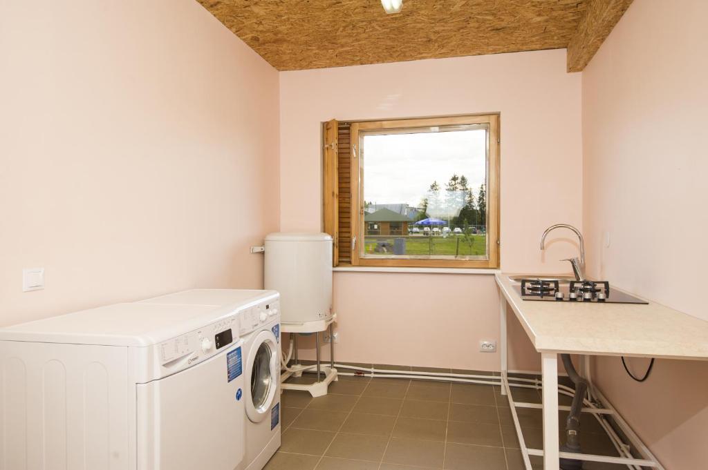 Kuchyň nebo kuchyňský kout v ubytování Vanamõisa Caravan Park