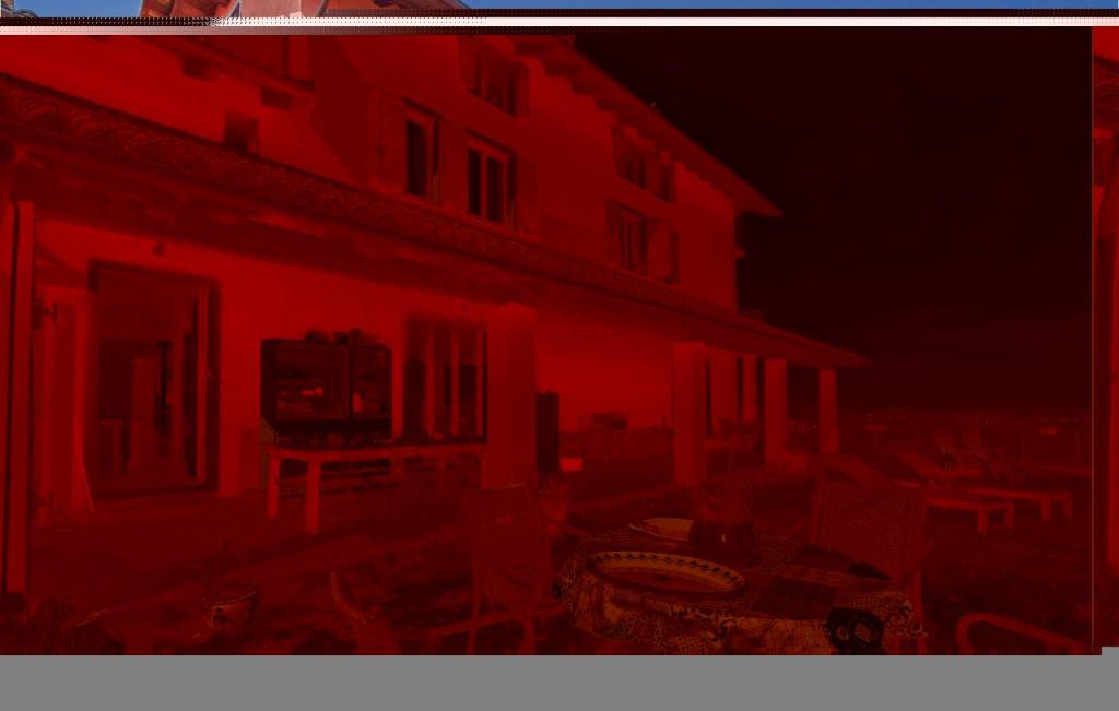 una luz roja brilla en el lateral de un edificio en Nice Home In Castelnuovo Calcea With Kitchen, en Castelnuovo