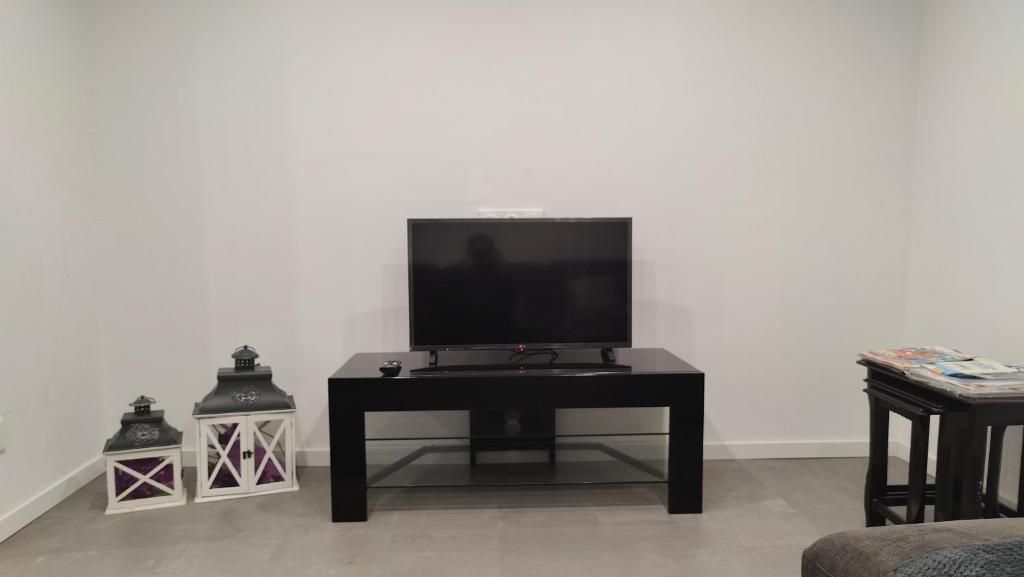 una TV seduta su un tavolo in soggiorno di Joli appartement F2 entièrement rénové a Sélestat