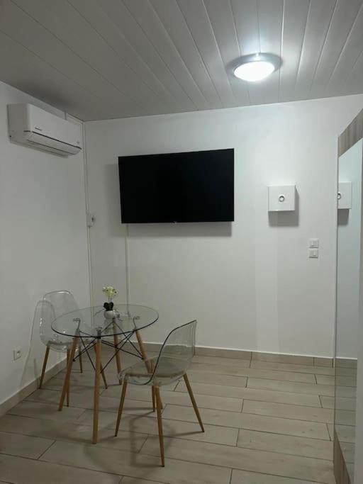 TV a/nebo společenská místnost v ubytování Bungalow de charme