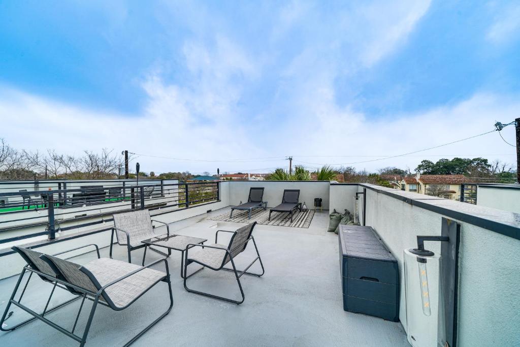 Upscale San Antonio Condo with Rooftop Patio, San Antonio (updated