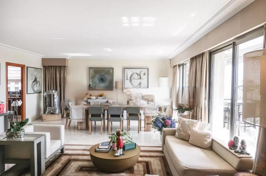 uma sala de estar com um sofá e uma mesa em Penthouse Roof 6 pieces à Monaco em Monte Carlo