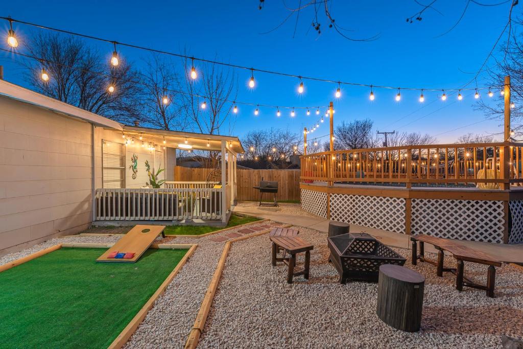 Game Room, Pool & Fire Pit At The Medical Center - Maison De Trois Chambres
