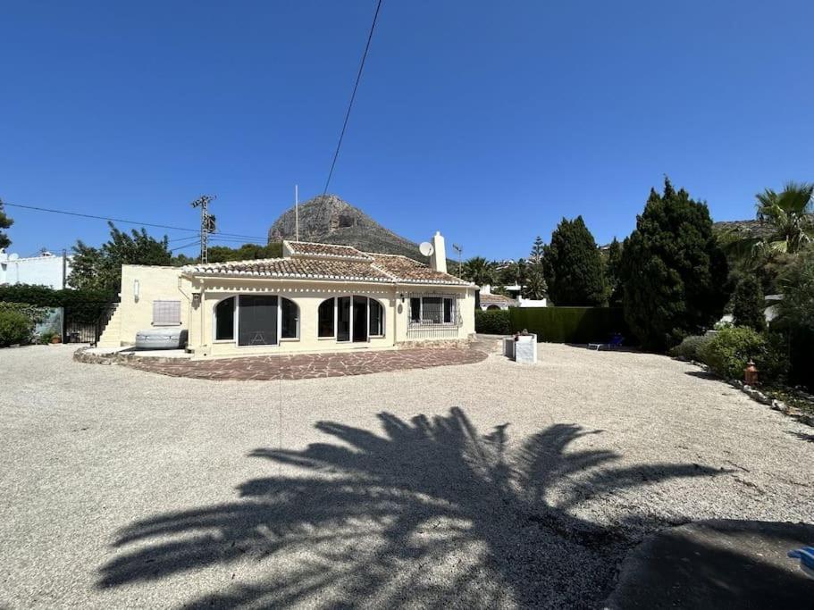 uma casa com uma grande entrada de garagem em frente em Entire home in Jávea-view Montgo em Xàbia