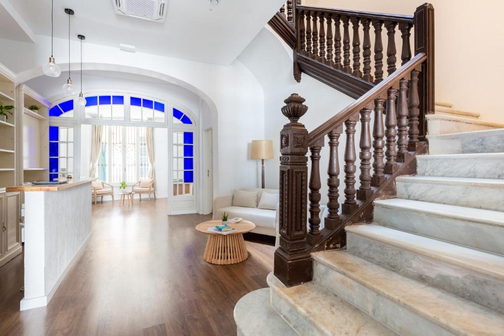 - un escalier dans une maison avec un salon dans l'établissement Divino Hotel Boutique, à Sitges