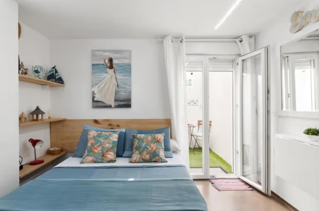a bedroom with a blue bed in a room at La Casita de la Reina in Valencia