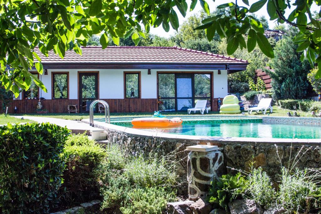 Prokhod的住宿－Стальовата Къща，庭院中带游泳池的房子