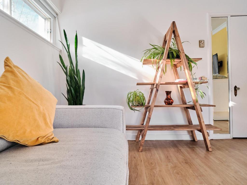 a living room with a ladder and a couch at BALCON BLANC - Auberge à Chicoutimi, Saguenay in Saguenay
