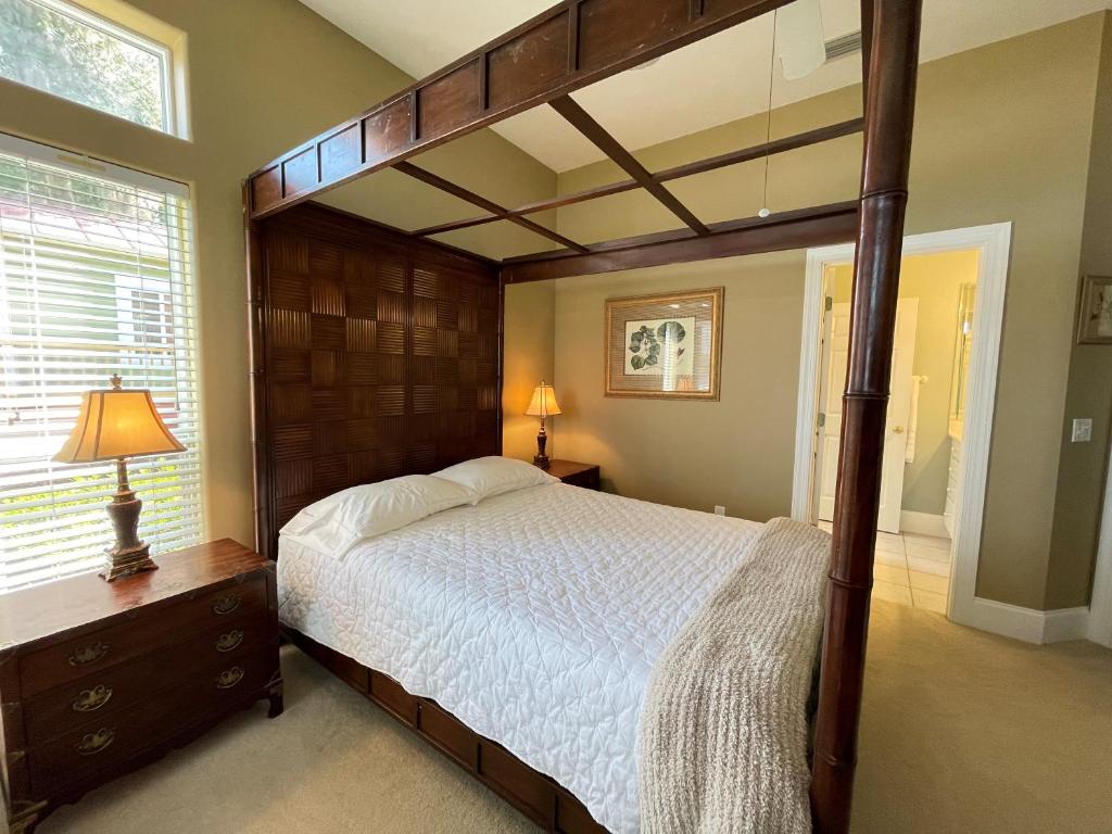 Postel nebo postele na pokoji v ubytování Waterfront Suite w/Pool & Dock