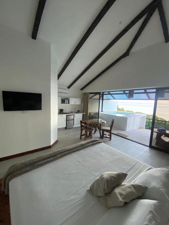 Postel nebo postele na pokoji v ubytování Akua Suites Ocean View