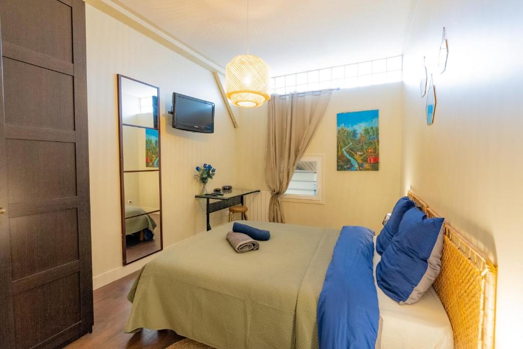 une petite chambre avec un lit et une fenêtre dans l'établissement Appartement Duplex, à Le Thillay