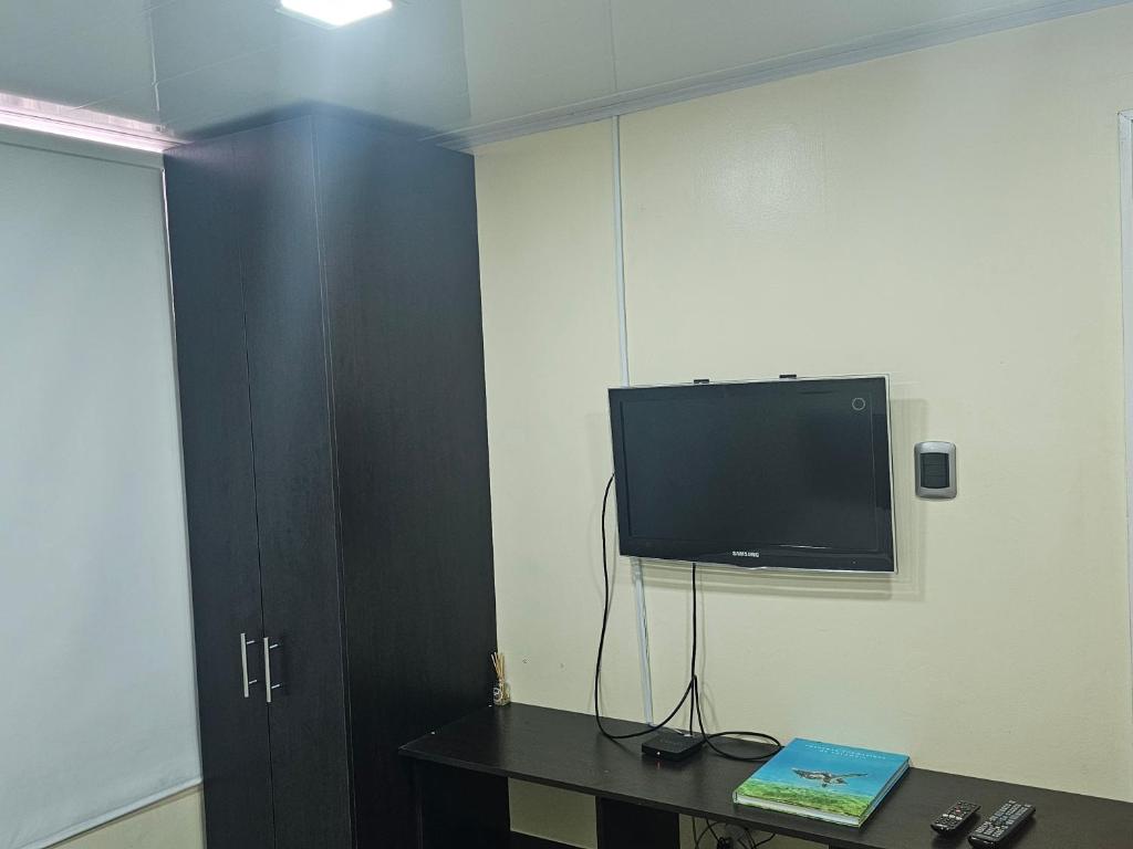 TV a/nebo společenská místnost v ubytování Colisseum Roma House - Turin- Campin Movistar Embajada cubo colsubsidio