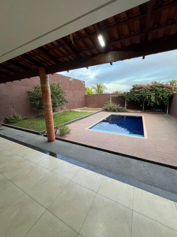 - une piscine au milieu d'un patio dans l'établissement Casa Rondônia Rural show!, à Ji-Paraná