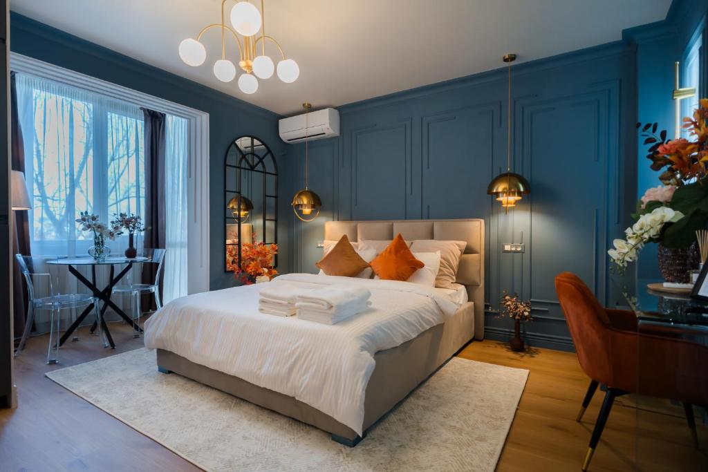 Postel nebo postele na pokoji v ubytování Opal Gem Studio in Old Town