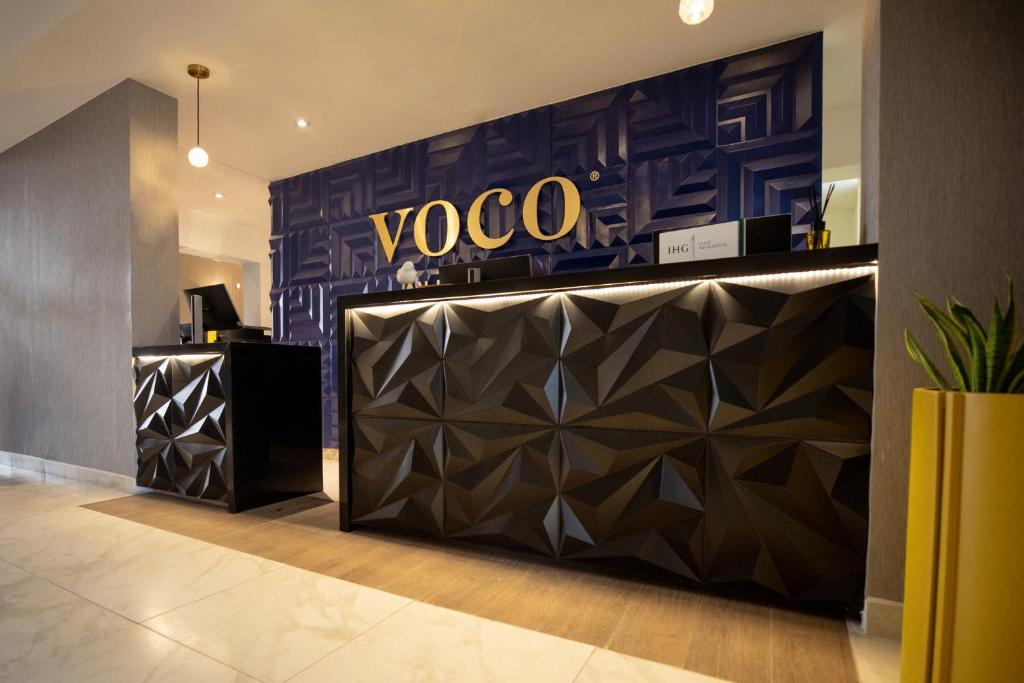 薩爾蒂約的住宿－voco Saltillo Suites, an IHG Hotel，一间拥有黑色和紫色墙壁的时尚商店