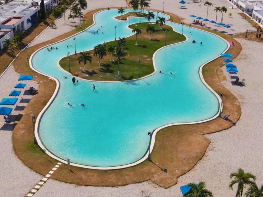 - une vue aérienne sur la piscine d'un complexe dans l'établissement Beach villa with cozy terrace, à Río Hato