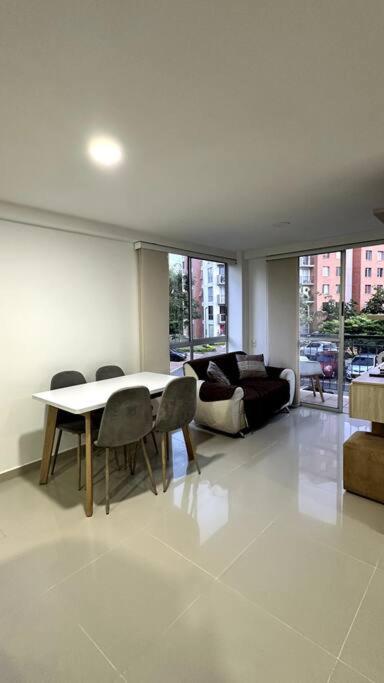 卡利的住宿－Apartamento en segundo piso Zafiro C, Valle del Lili.，客厅配有桌椅和沙发