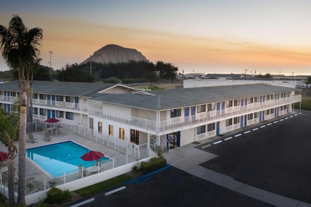 einem Luftblick auf ein Gebäude mit einem Pool in der Unterkunft Motel 6-Morro Bay, CA in Morro Bay