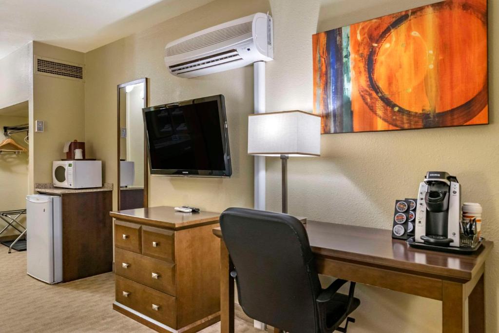 Kuchyň nebo kuchyňský kout v ubytování Quality Inn & Suites