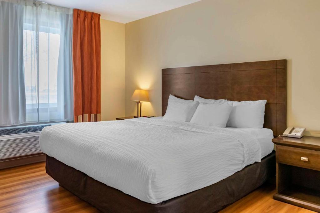 Postel nebo postele na pokoji v ubytování Quality Inn & Suites