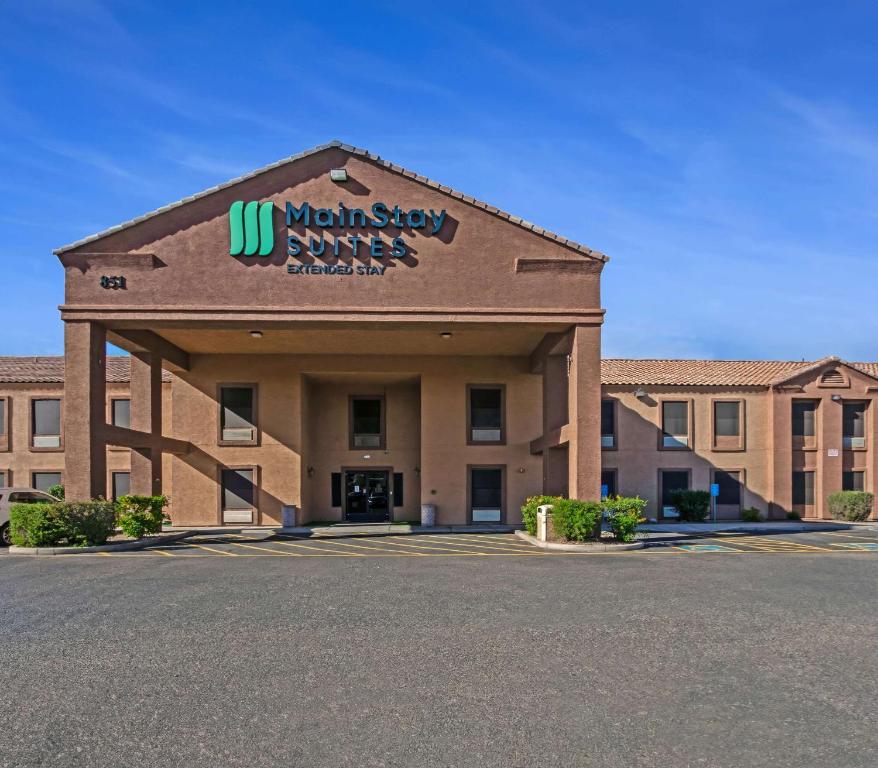 una vista frontale di un edificio di servizi mointezvous di MainStay Suites Extended Stay Hotel Casa Grande a Casa Grande